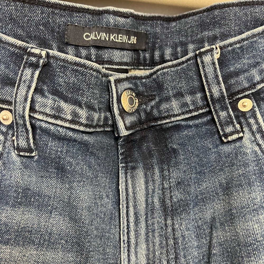 Two pairs of Calvin Klein jeans. Dark and Blue rinse. Straight leg size 32x32. - Picture 2 of 7